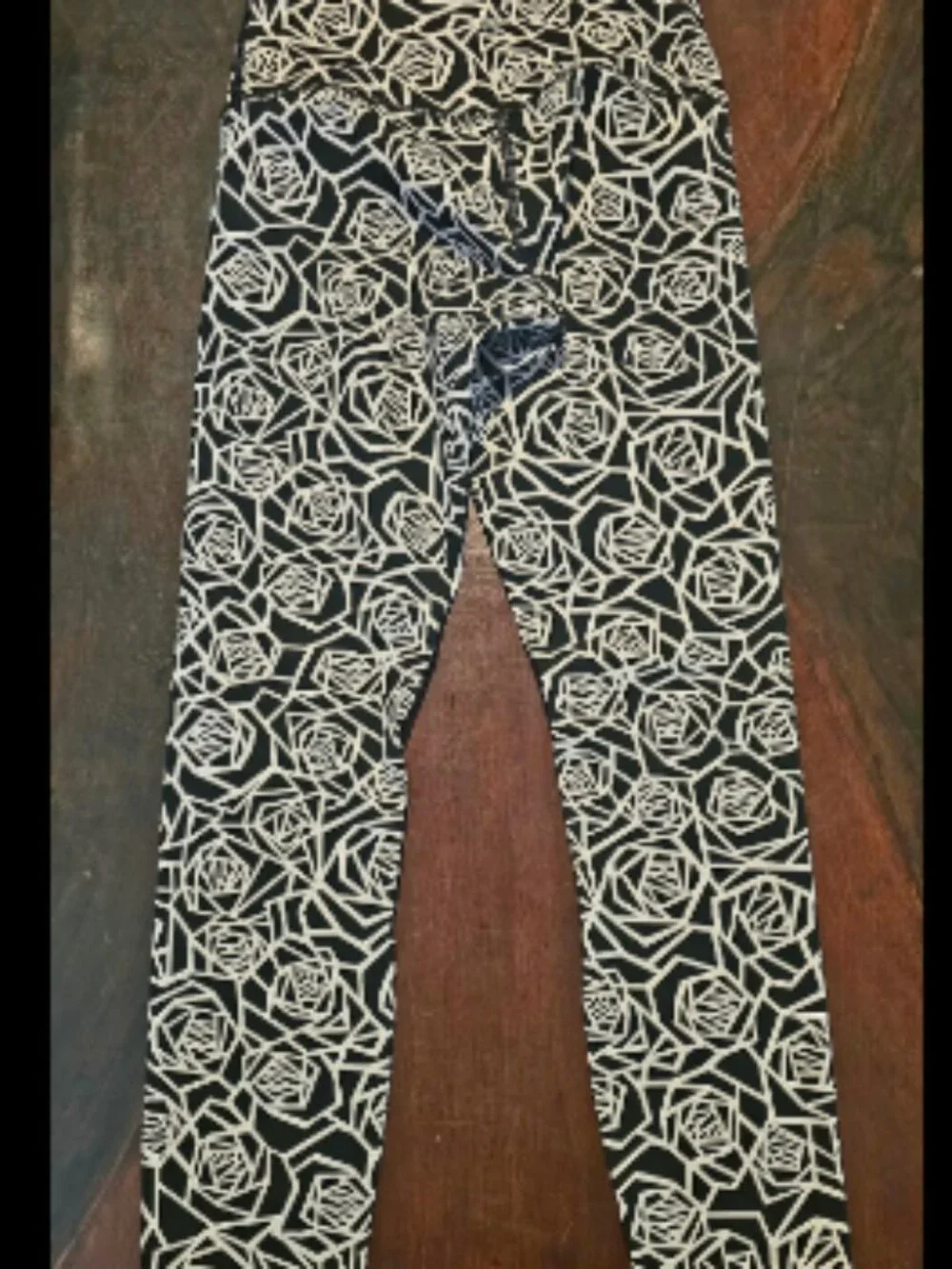 Lululemon Women's High-Rise Crop Leggings Black/White Rose Print Size 4